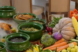  🍽️ پذیرایی سلف‌سرویس میز محلی در باغ تالار ژوان گیلان