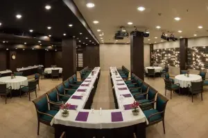  فضای سالن اجتماعات هتل اسکان الوند