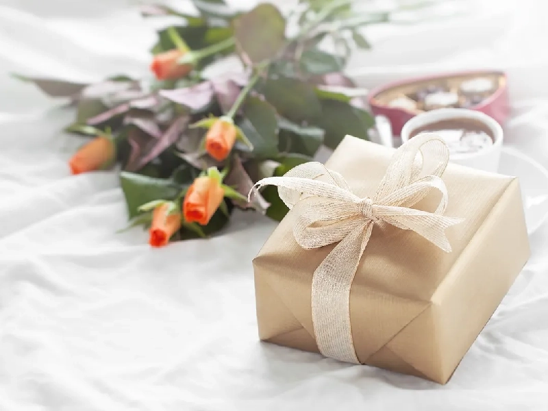 هدیه خانواده عروس به داماد در مراسم بله برون