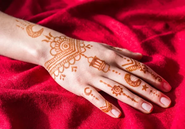مراسم حَنابَندان چیست | رسوم حنابندان هر شهر ایران چگونه است؟