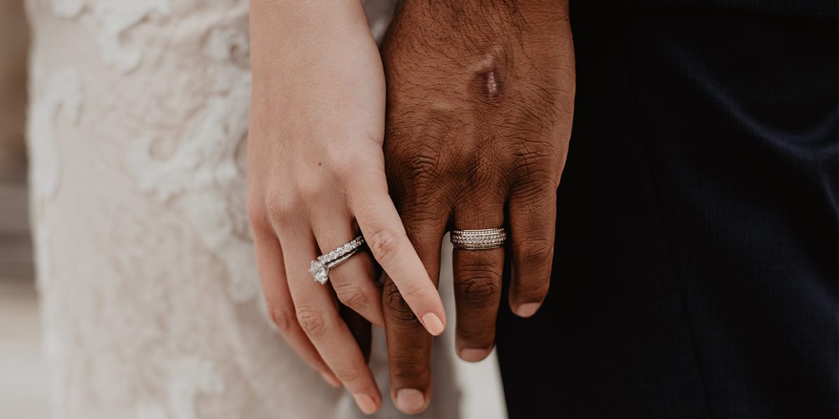 چرا حلقه ازدواج را در دست چپ می‌اندازیم؟ یک رسم باستانی با معانی زیبا 💍