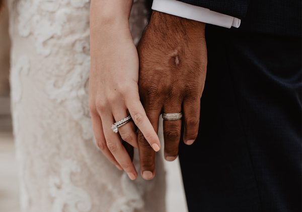 چرا حلقه ازدواج را در دست چپ می‌اندازیم؟ یک رسم باستانی با معانی زیبا 💍